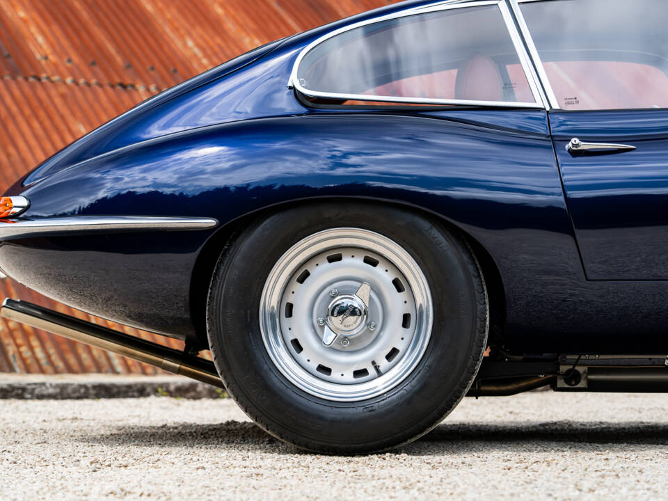 Image 37/39 of Jaguar E-Type &quot;Lightweight&quot; (1962)