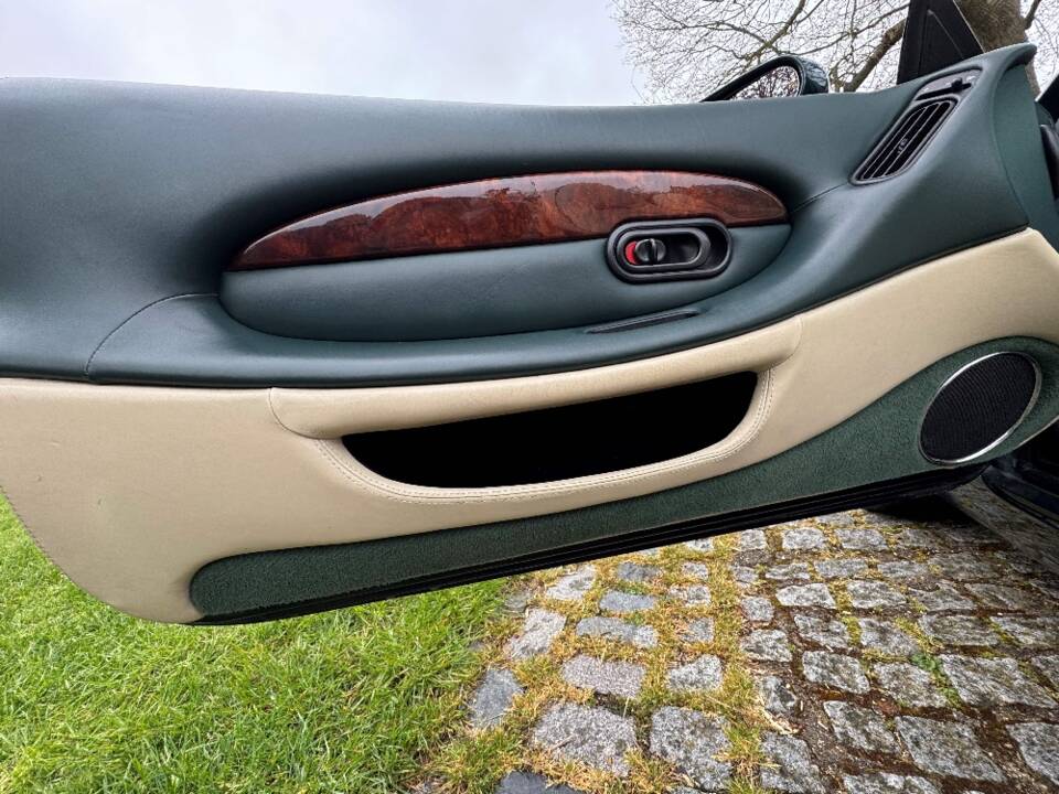 Image 42/44 of Aston Martin DB 7 Volante (1998)