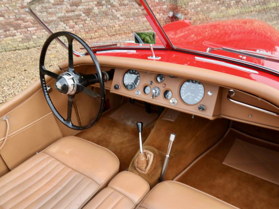 Image 44/50 of Jaguar XK 120 SE OTS (1954)