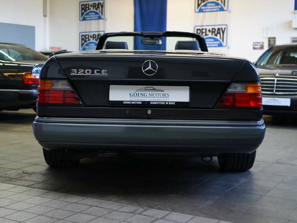 Immagine 10/30 di Mercedes-Benz 320 CE (1993)