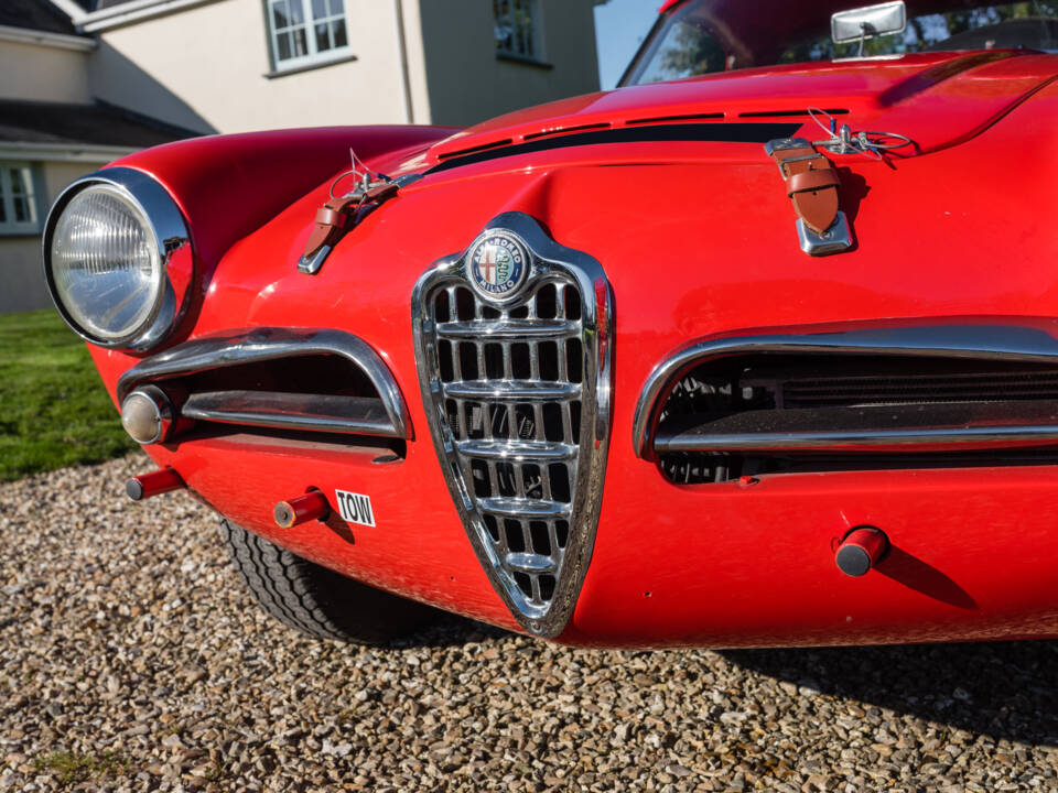 Image 16/60 of Alfa Romeo Giulia 1600 Spider (1963)