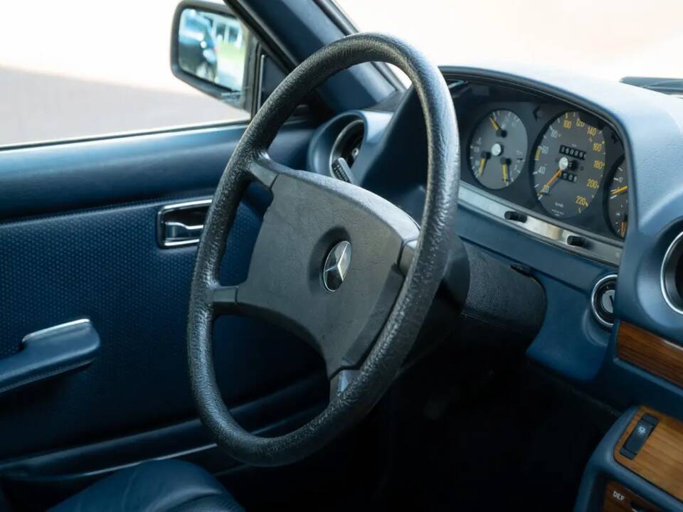 Image 32/62 of Mercedes-Benz 280 CE (1982)