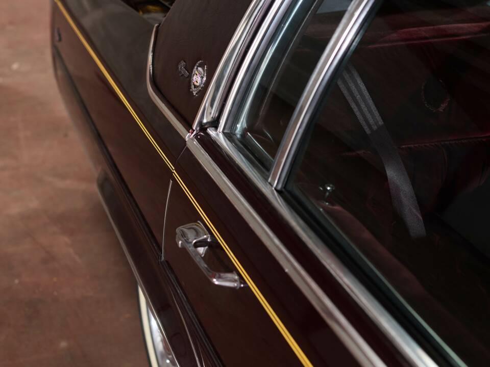 Image 21/58 of Cadillac Brougham Elegance (1988)