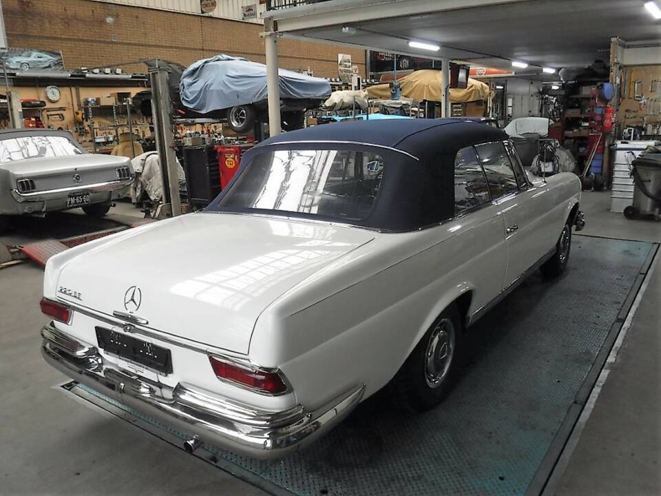 Afbeelding 4/50 van Mercedes-Benz 220 SE b (1963)