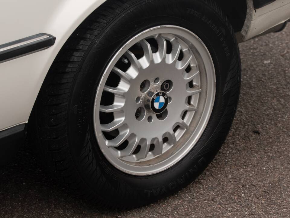 Image 16/50 of BMW 320i (1987)