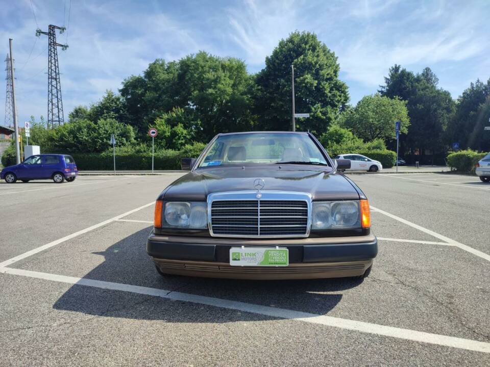 Image 2/10 of Mercedes-Benz 300 CE (1989)