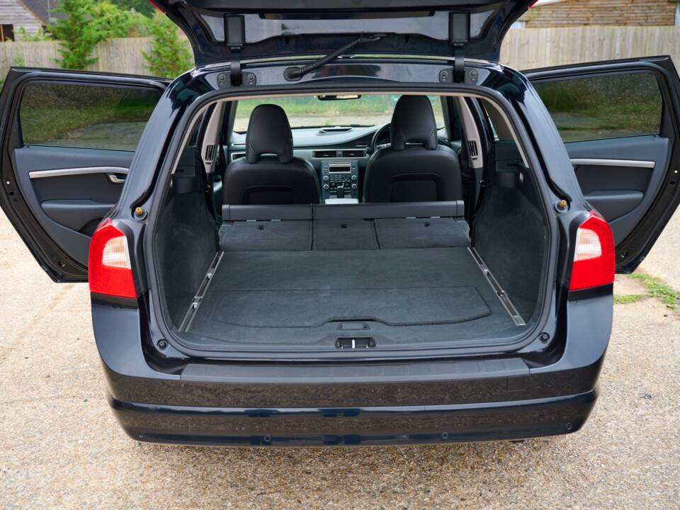 Image 11/50 of Volvo V70 AWD (2009)