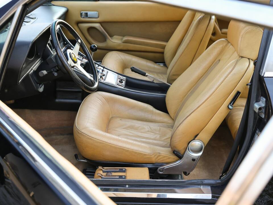 Image 12/32 of Ferrari 400 GT (1977)