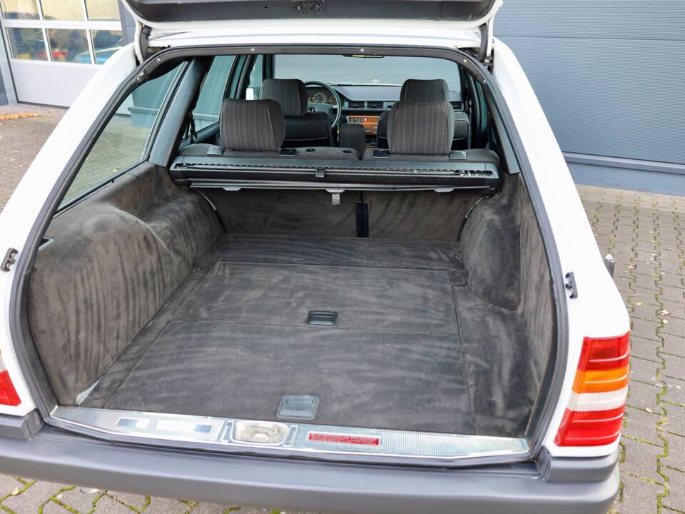 Immagine 13/18 di Mercedes-Benz 200 TE (1989)