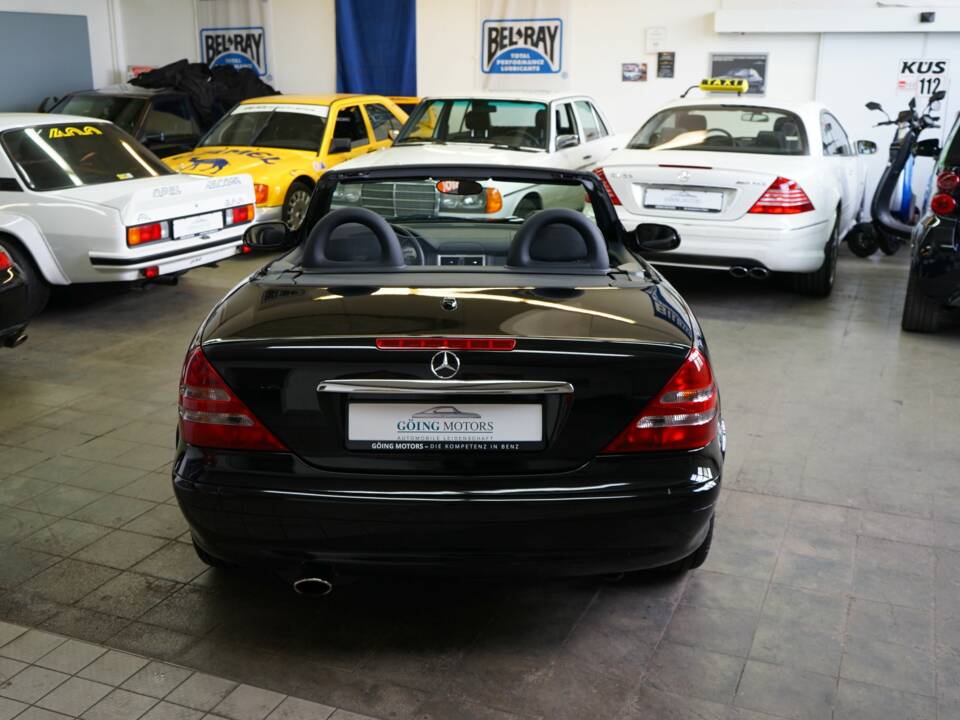 Immagine 11/44 di Mercedes-Benz SLK 230 Kompressor (2003)