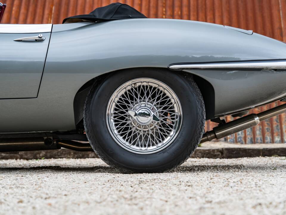 Image 31/34 de Jaguar E-Type (1968)