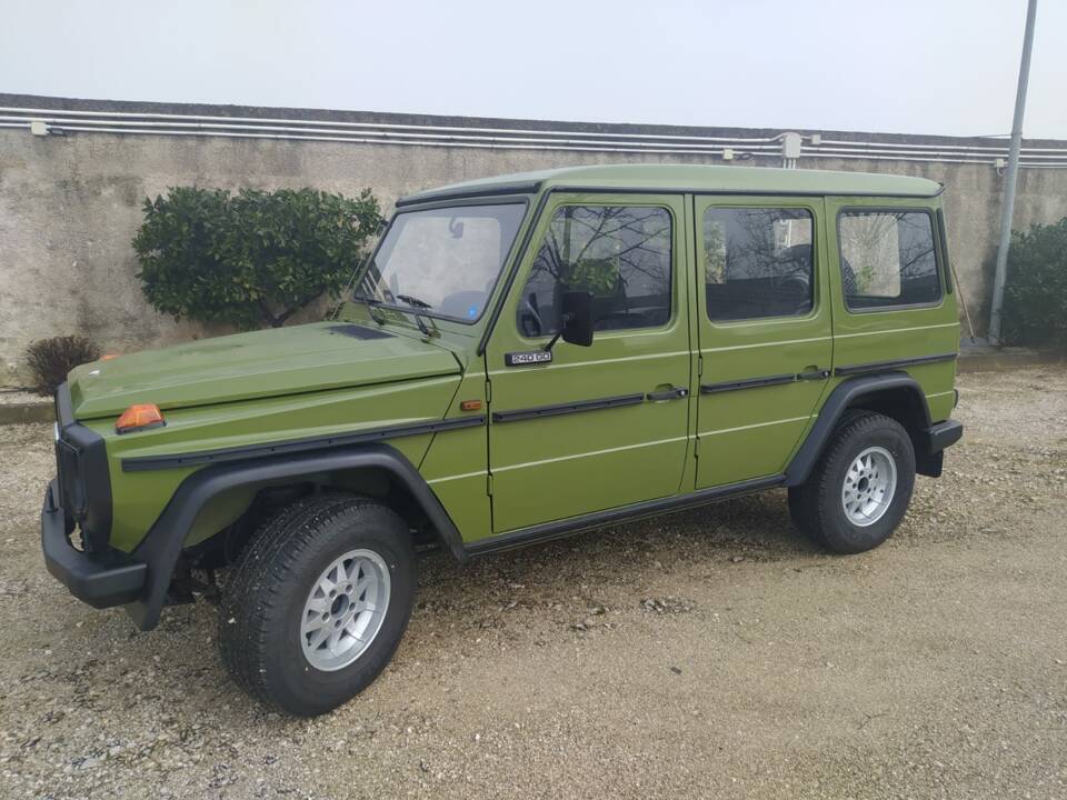 Image 2/5 of Mercedes-Benz 240 GD (kurz) (1983)