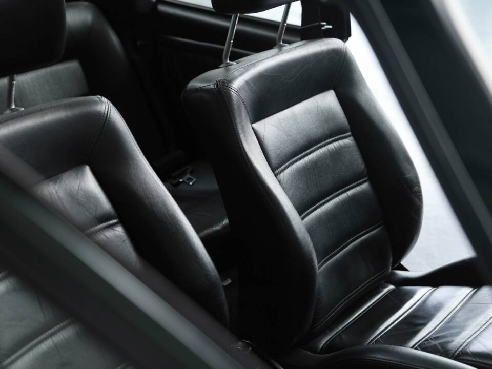 Image 28/36 of Volkswagen Golf Mk I Convertible 1.8 (1993)