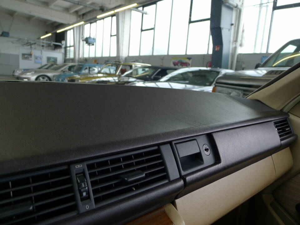 Image 16/33 of Mercedes-Benz 300 CE (1988)