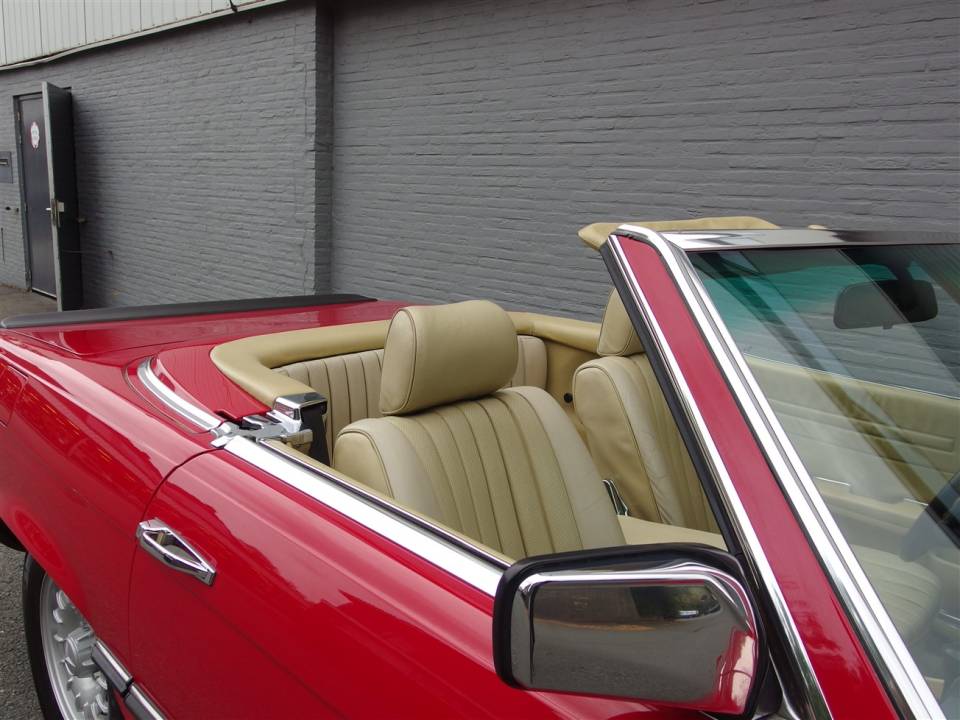 Image 24/84 of Mercedes-Benz 500 SL (1984)