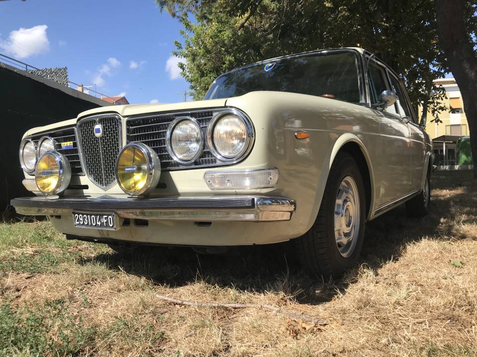Image 13/29 of Lancia 2000 Iniezione (1973)