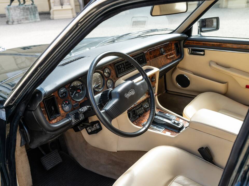 Bild 3/7 von Daimler Double Six (1991)
