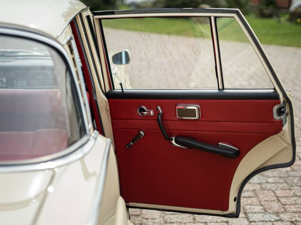 Image 37/42 of Mercedes-Benz 220 SE b (1965)