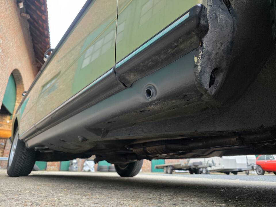 Image 40/73 of Mercedes-Benz 230 E (1985)