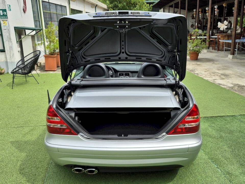Afbeelding 36/63 van Mercedes-Benz SLK 32 AMG (2001)