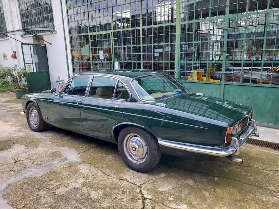 Image 12/38 of Jaguar XJ 6 4.2 (1970)