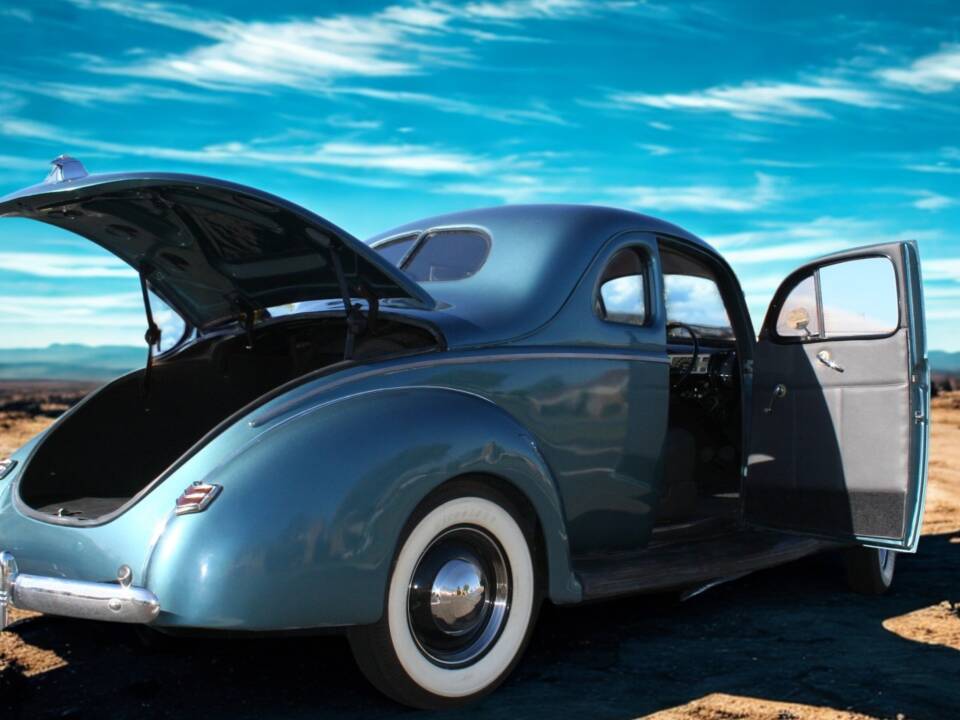 Image 15/28 of Ford Deluxe (1940)