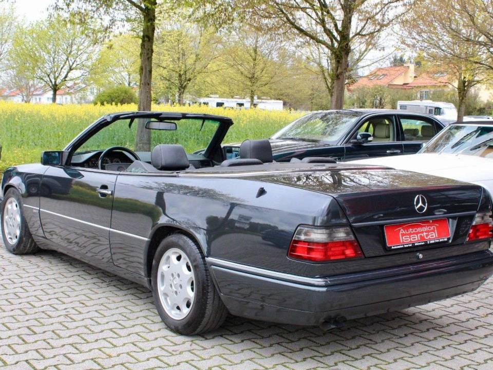 Imagen 7/20 de Mercedes-Benz 300 CE-24 (1996)