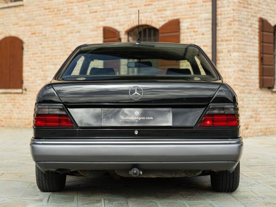 Obraz 8/48 pojazdu Mercedes-Benz 200 CE (1990)