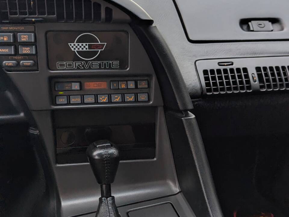 Bild 27/35 von Chevrolet Corvette Convertible (1990)