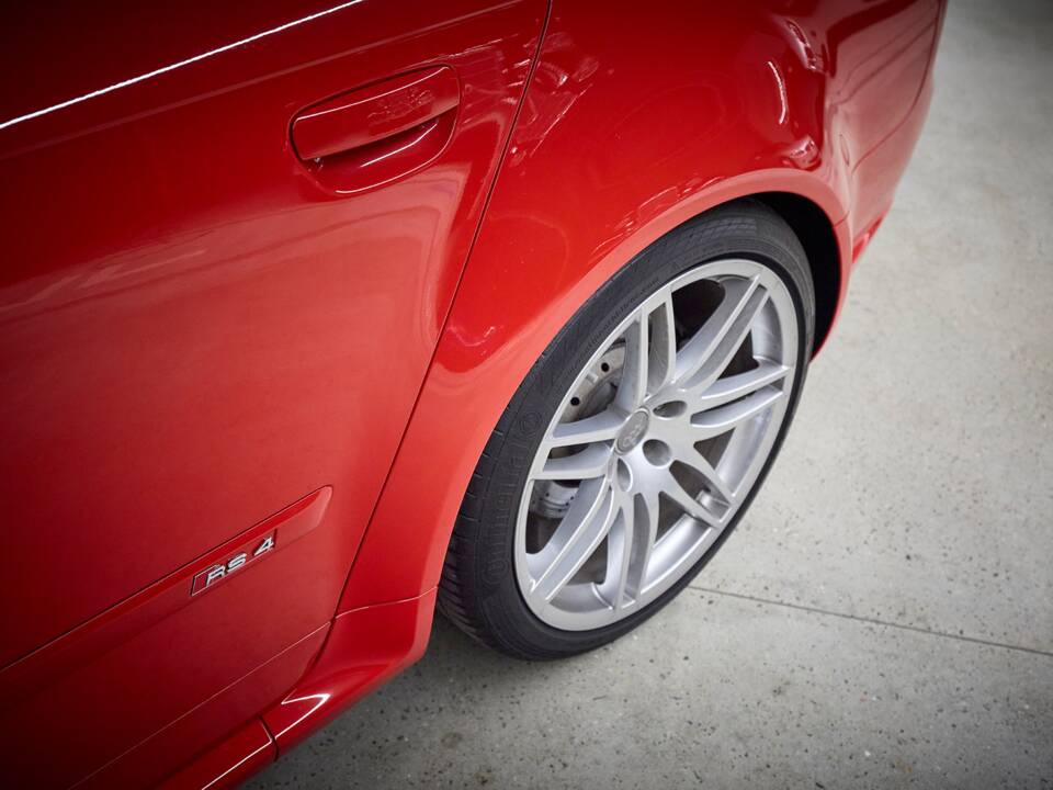 Image 36/95 of Audi RS4 Avant (2006)