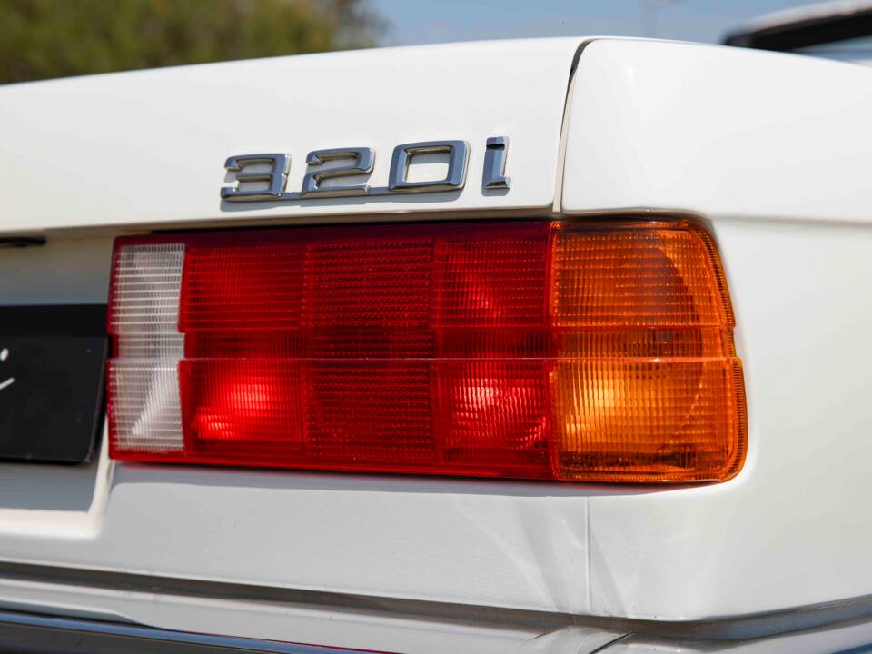 Image 26/70 of BMW 320i (1990)