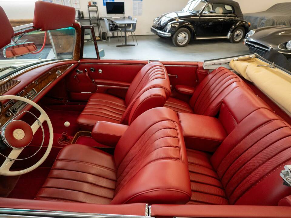 Image 20/37 of Mercedes-Benz 250 SE (1966)