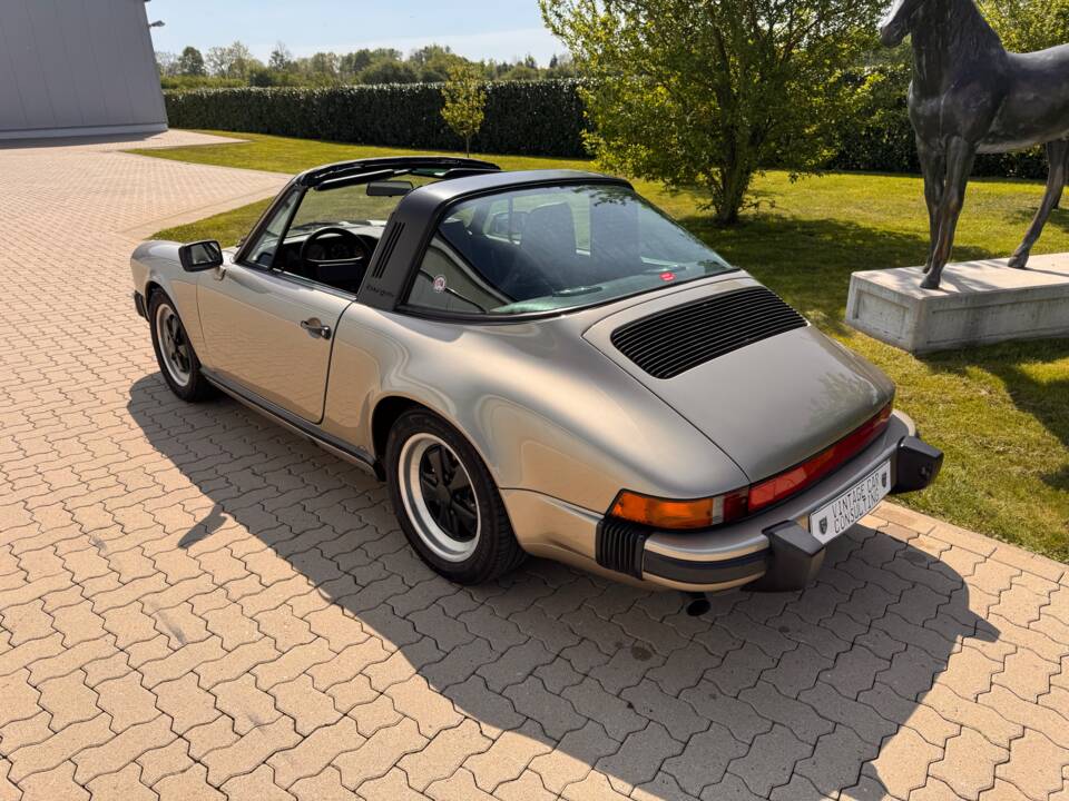 Image 21/88 of Porsche 911 Carrera 3.2 (1985)