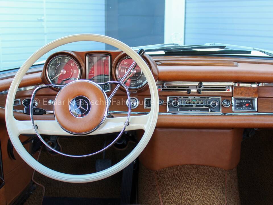 Image 25/32 of Mercedes-Benz 250 SE (1967)