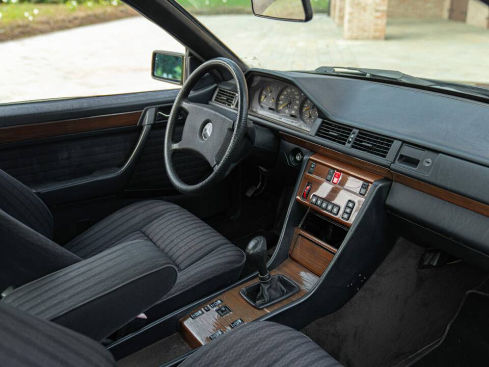 Immagine 24/48 di Mercedes-Benz 200 CE (1990)