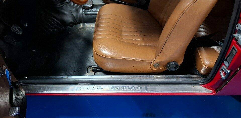 Image 22/32 of Alfa Romeo Giulia GT 1300 Junior (1974)