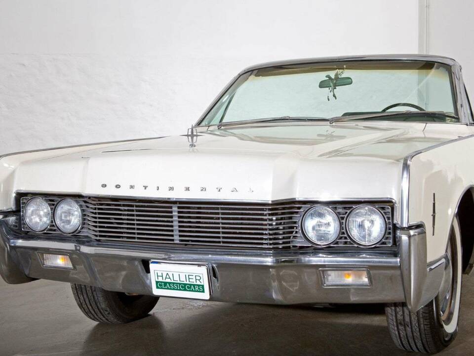 Image 2/20 of Lincoln Continental Convertible (1966)