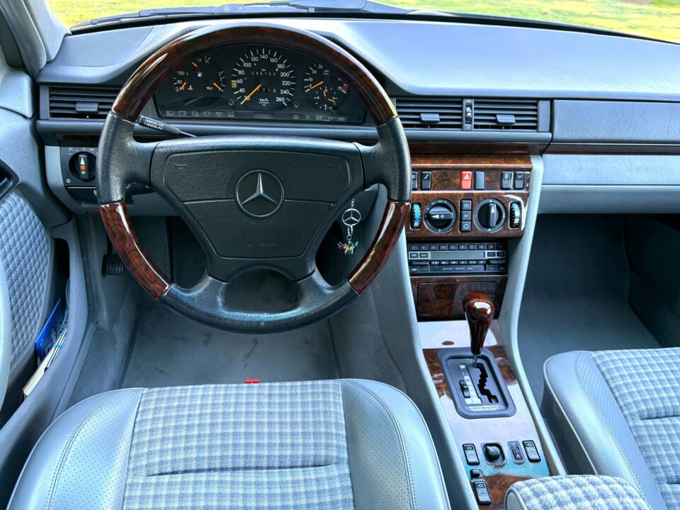 Imagen 4/14 de Mercedes-Benz E 500 (1993)