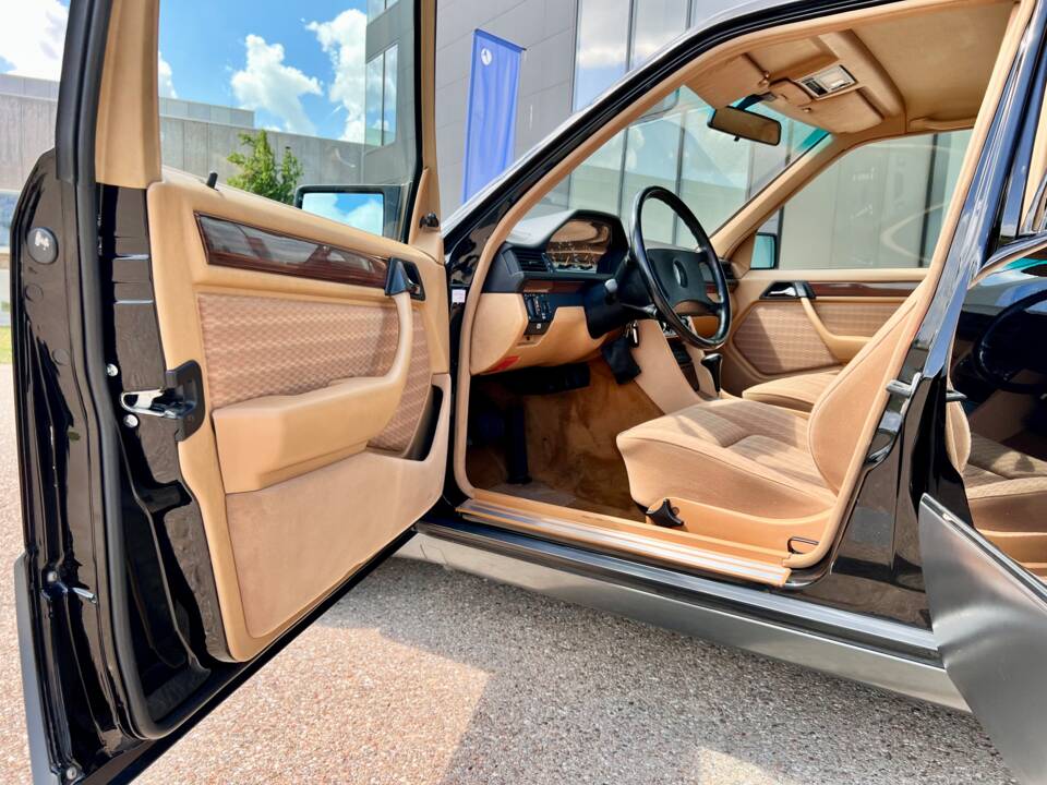 Immagine 21/36 di Mercedes-Benz 300 E 4-Matic (1989)