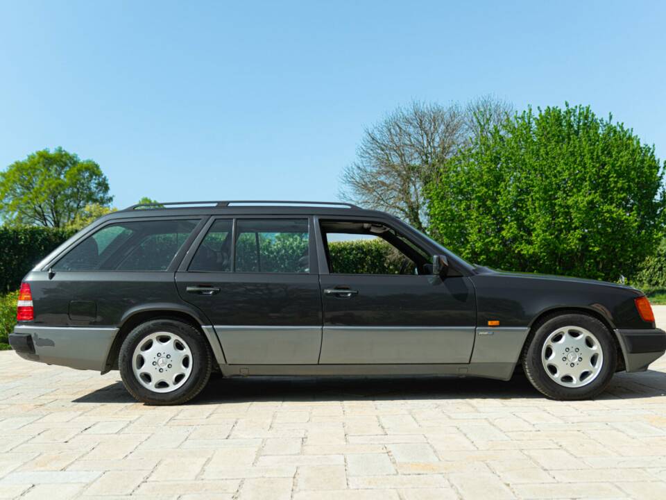 Immagine 5/44 di Mercedes-Benz 200 TE (1992)