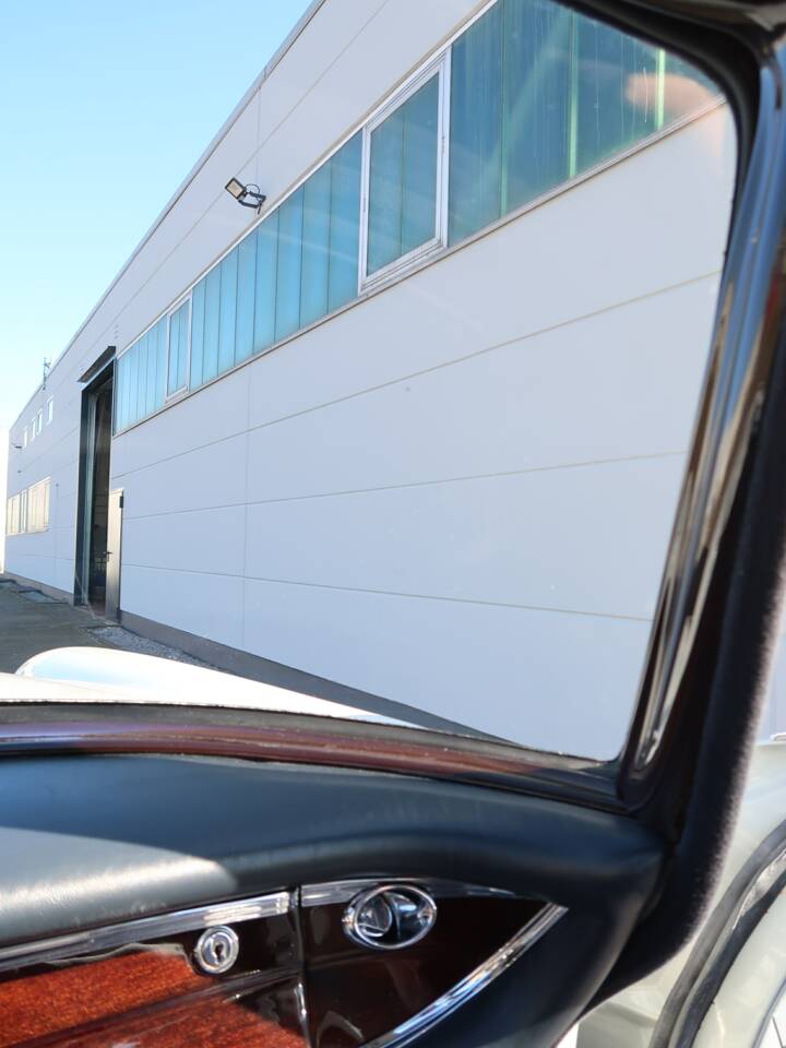 Image 26/50 of Mercedes-Benz 220 b (1965)