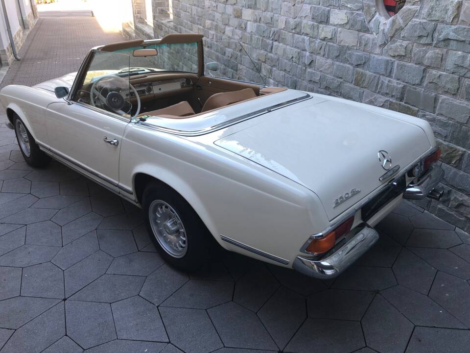Image 16/43 of Mercedes-Benz 230 SL (1967)