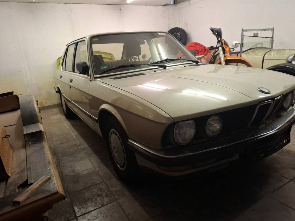 Image 2/17 of BMW 525e (1985)