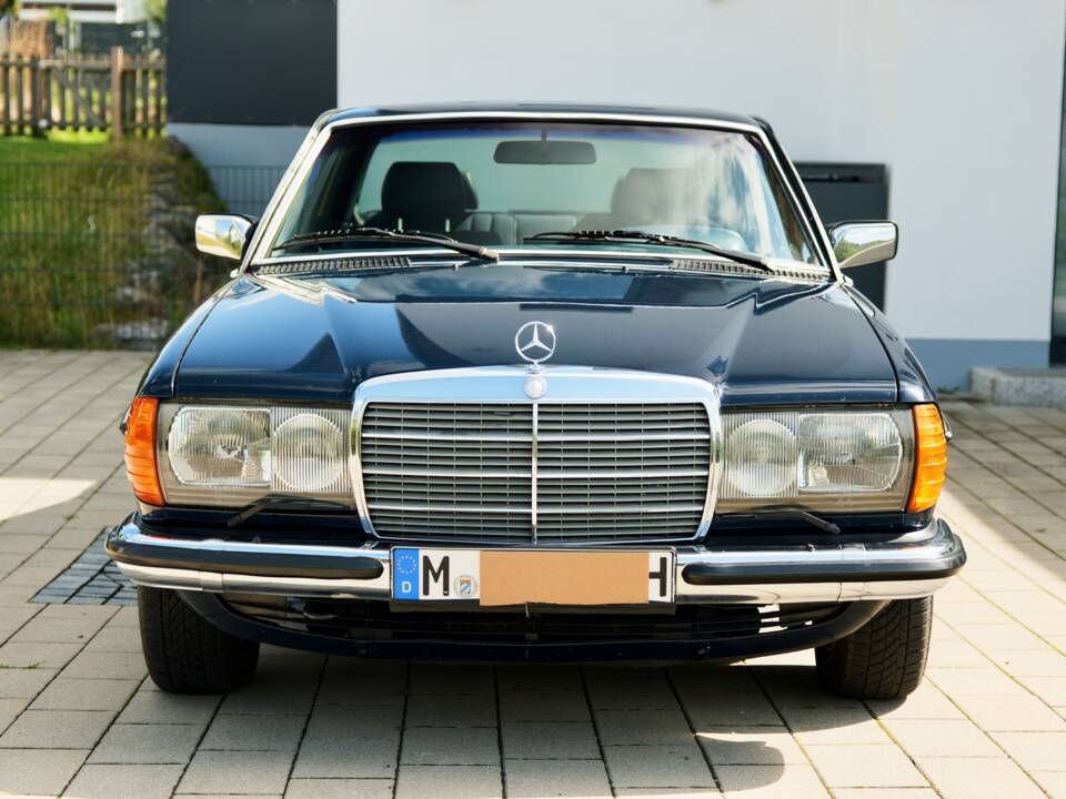Bild 35/99 von Mercedes-Benz 230 CE (1983)