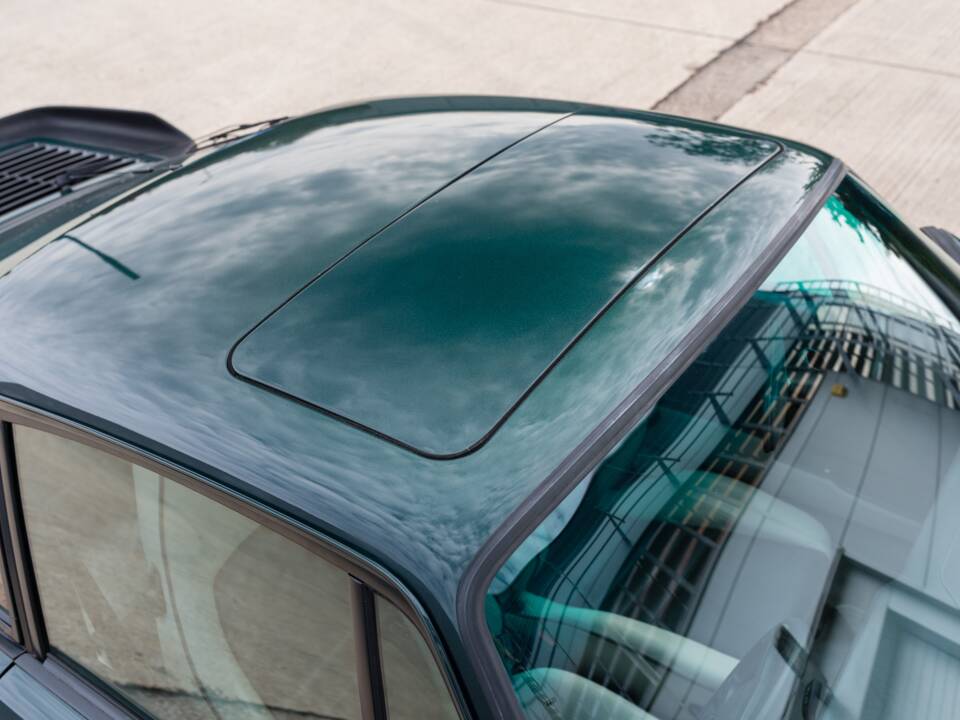 Image 17/52 of Porsche 911 Carrera 3.2 (1989)