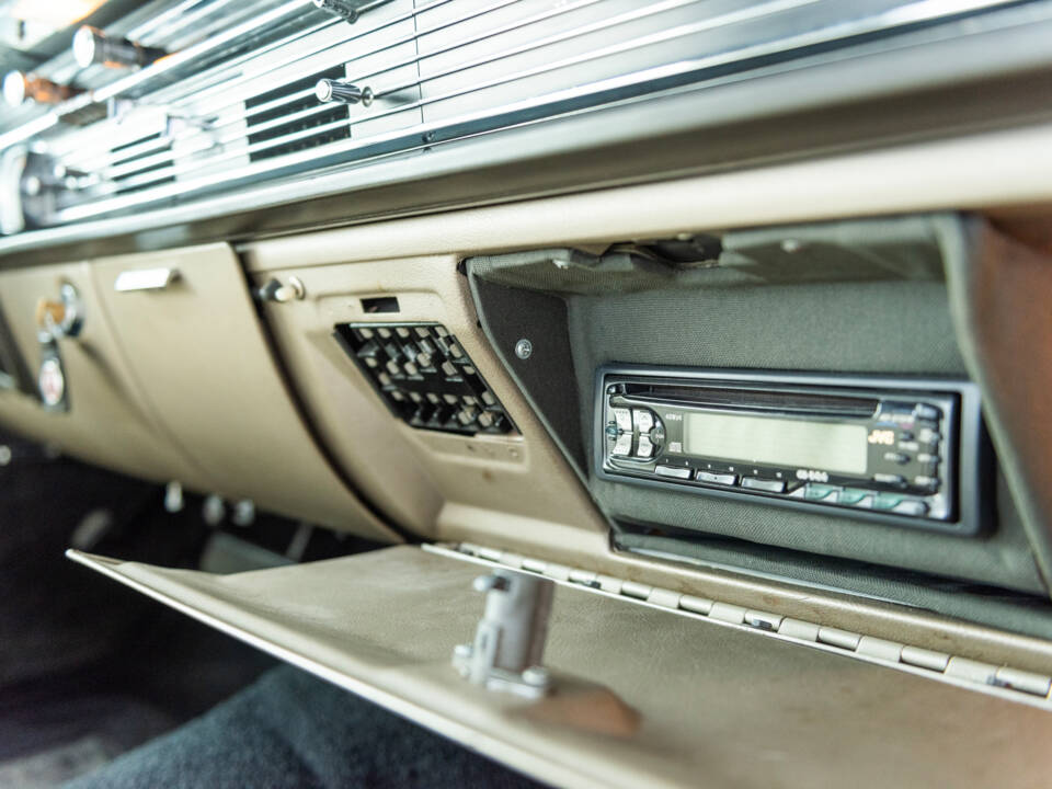 Image 123/135 of Lincoln Continental Convertible (1965)