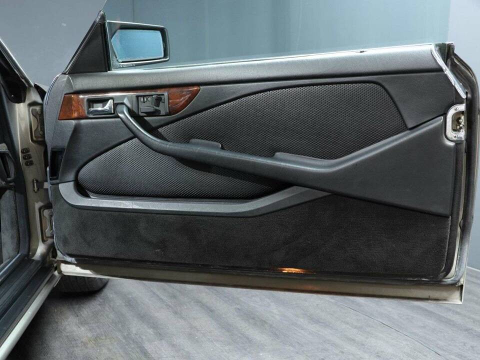 Image 18/30 of Mercedes-Benz 560 SEC (1988)