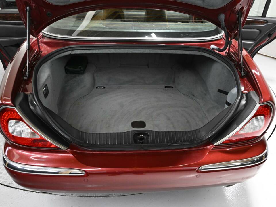 Image 20/50 of Jaguar XJR Super V8 (2004)