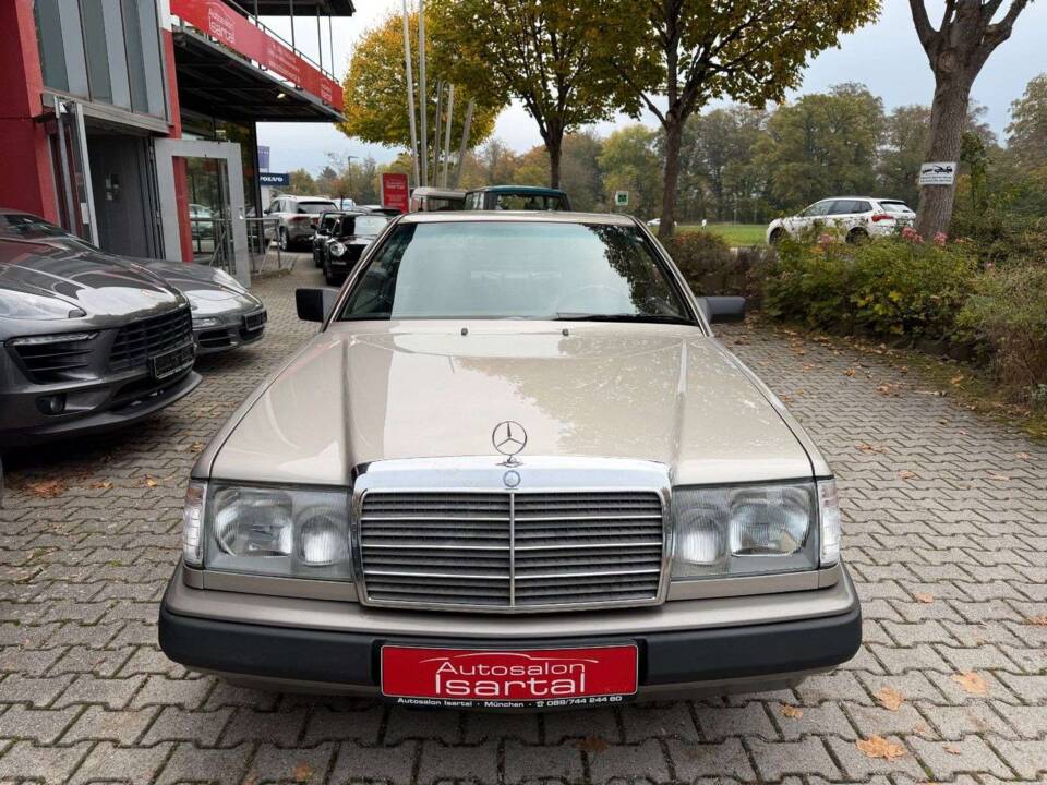 Bild 9/21 von Mercedes-Benz 300 CE (1988)