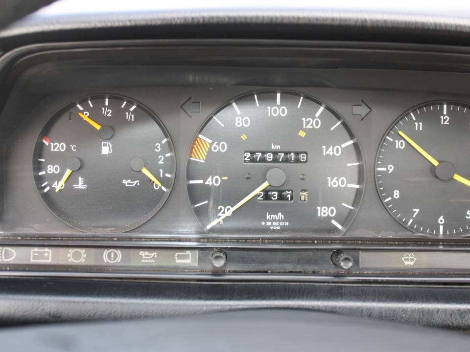Image 2/7 de Mercedes-Benz 190 D (1985)